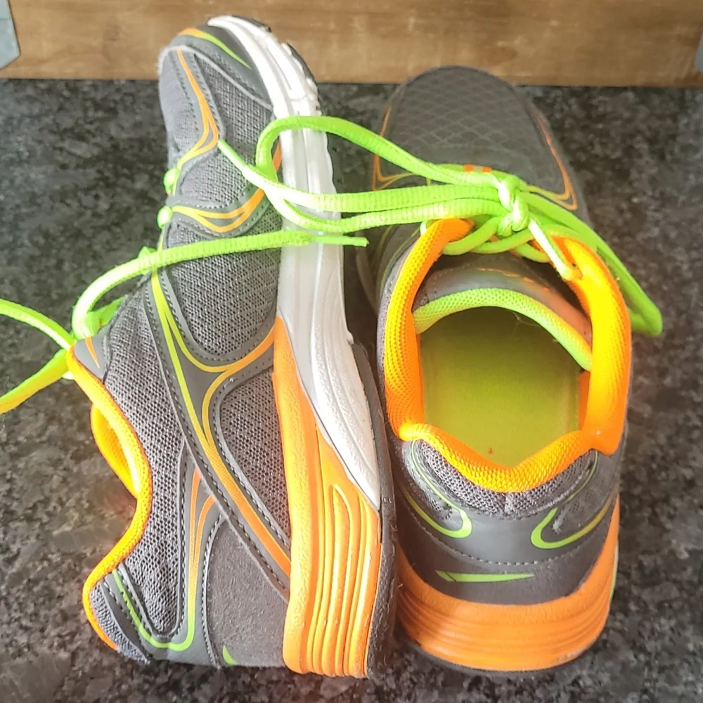 L.A. Gear Girls Athletic Sneakers with Neon Colored Accents - Size 4.5
